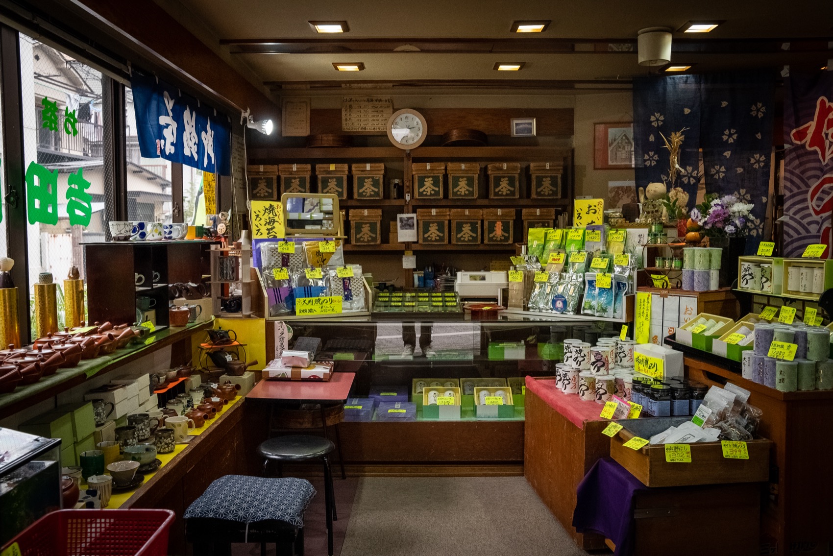店頭で試飲できる吉田園茶舗のカウンター