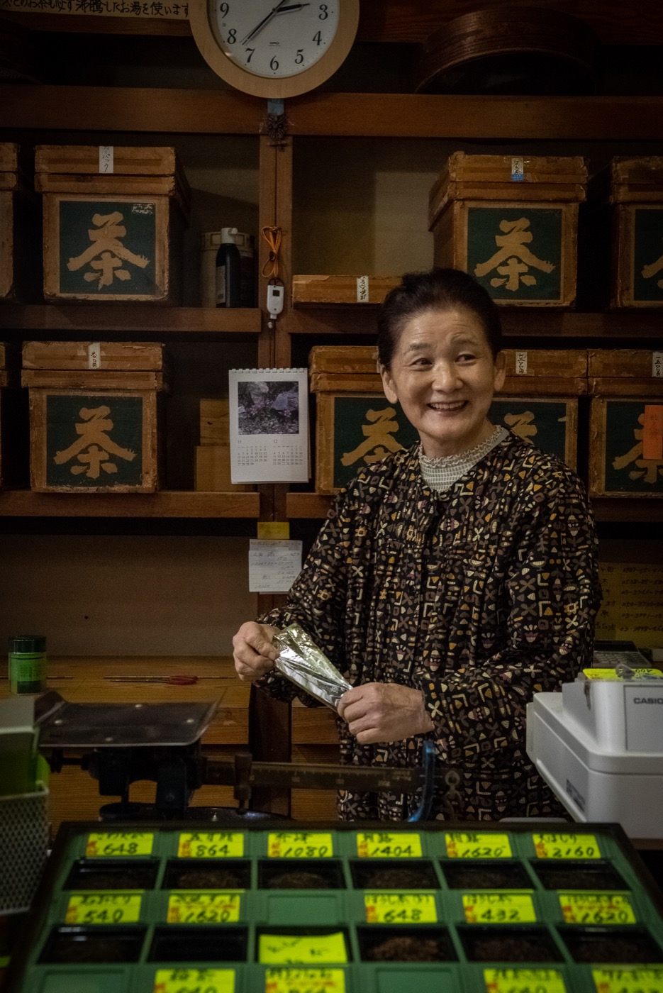 吉田園茶舗の店頭でのお茶のご案内